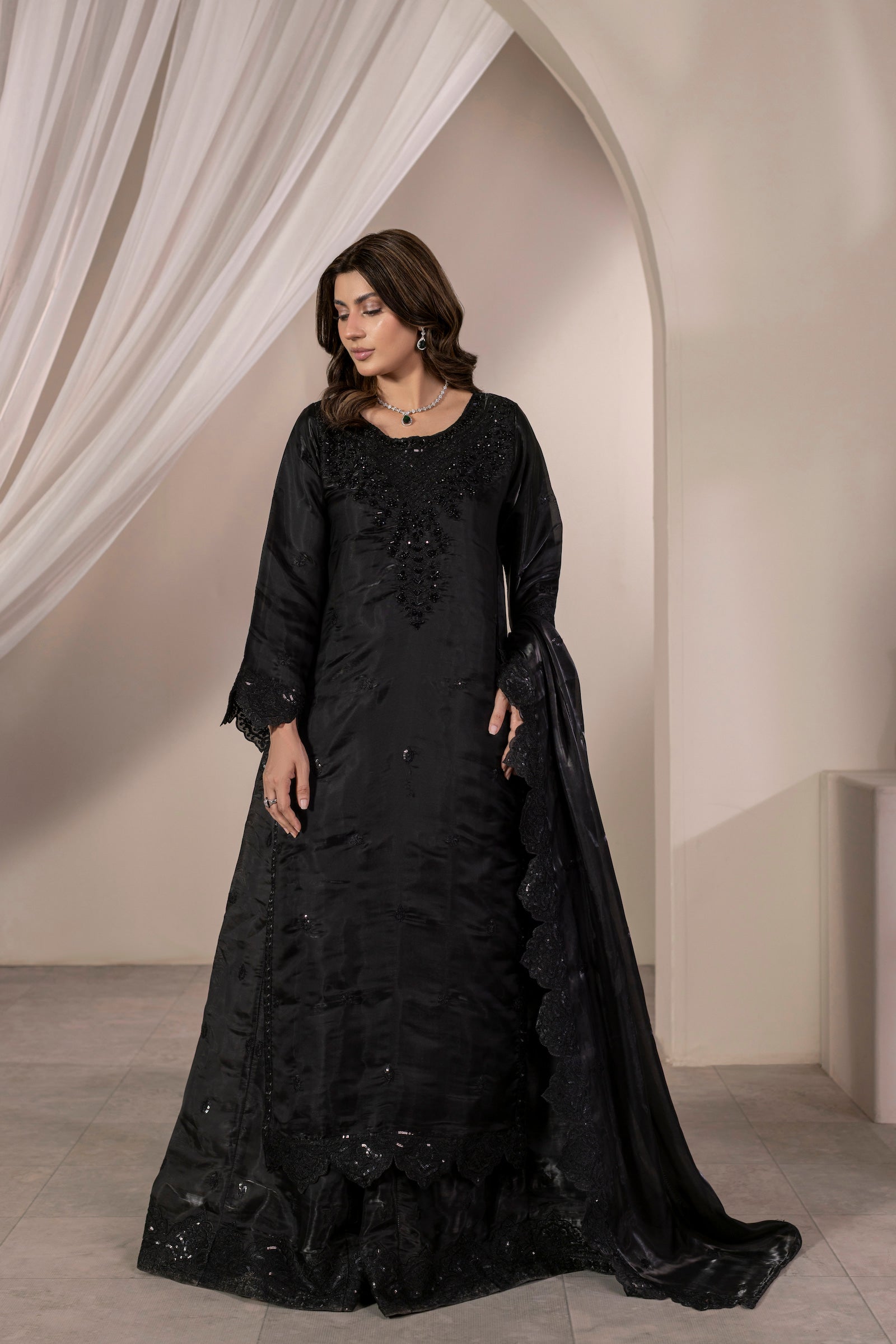 Black embroidered Pakistani 3 piece suit with dupatta for women - photo 2