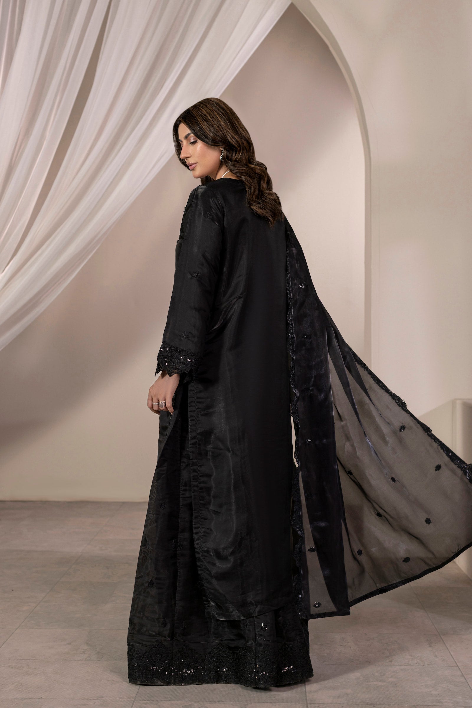Black embroidered Pakistani 3 piece suit with dupatta for women - photo 4