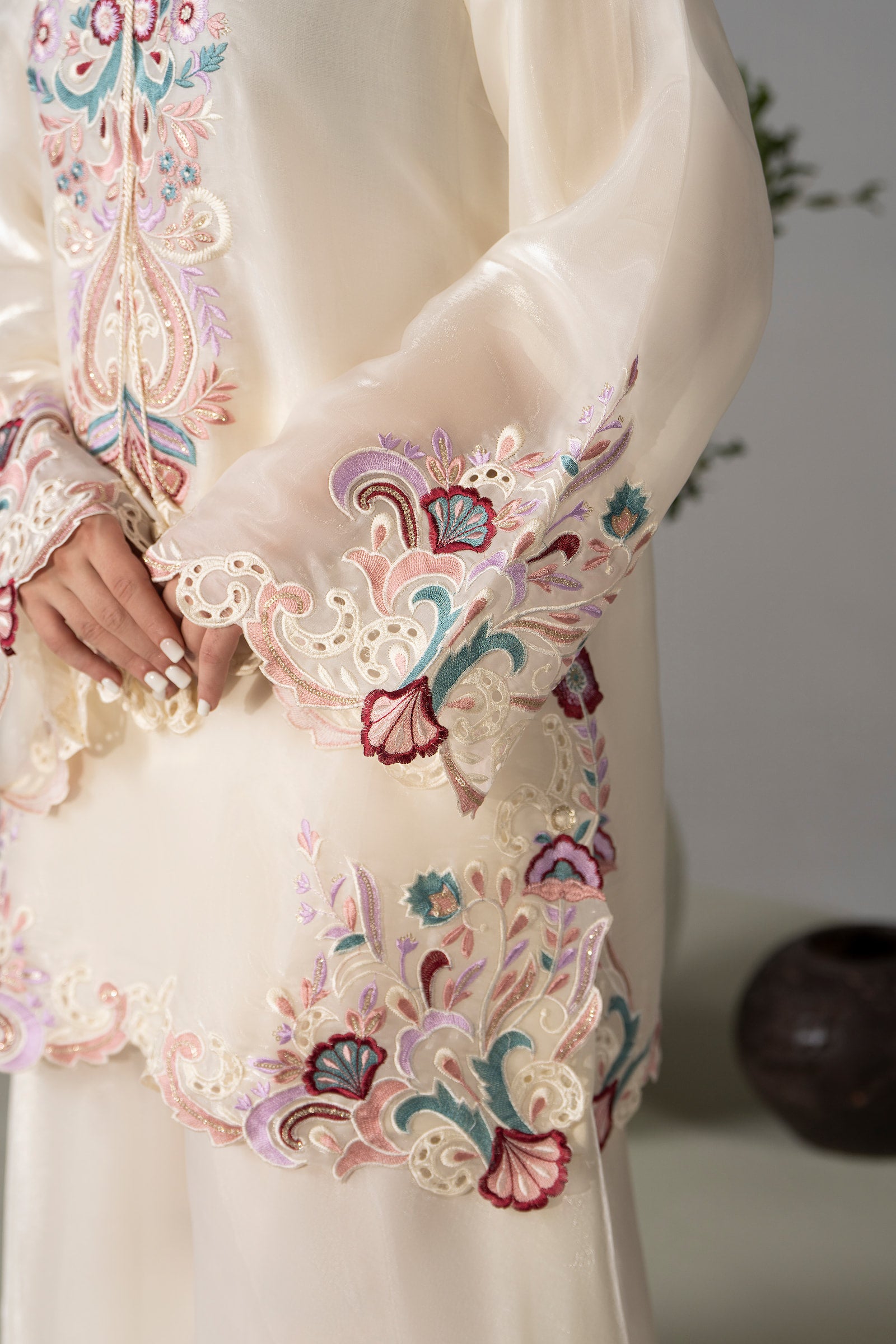 Ivory floral embroidered 3 piece Pakistani suit for women - photo 1
