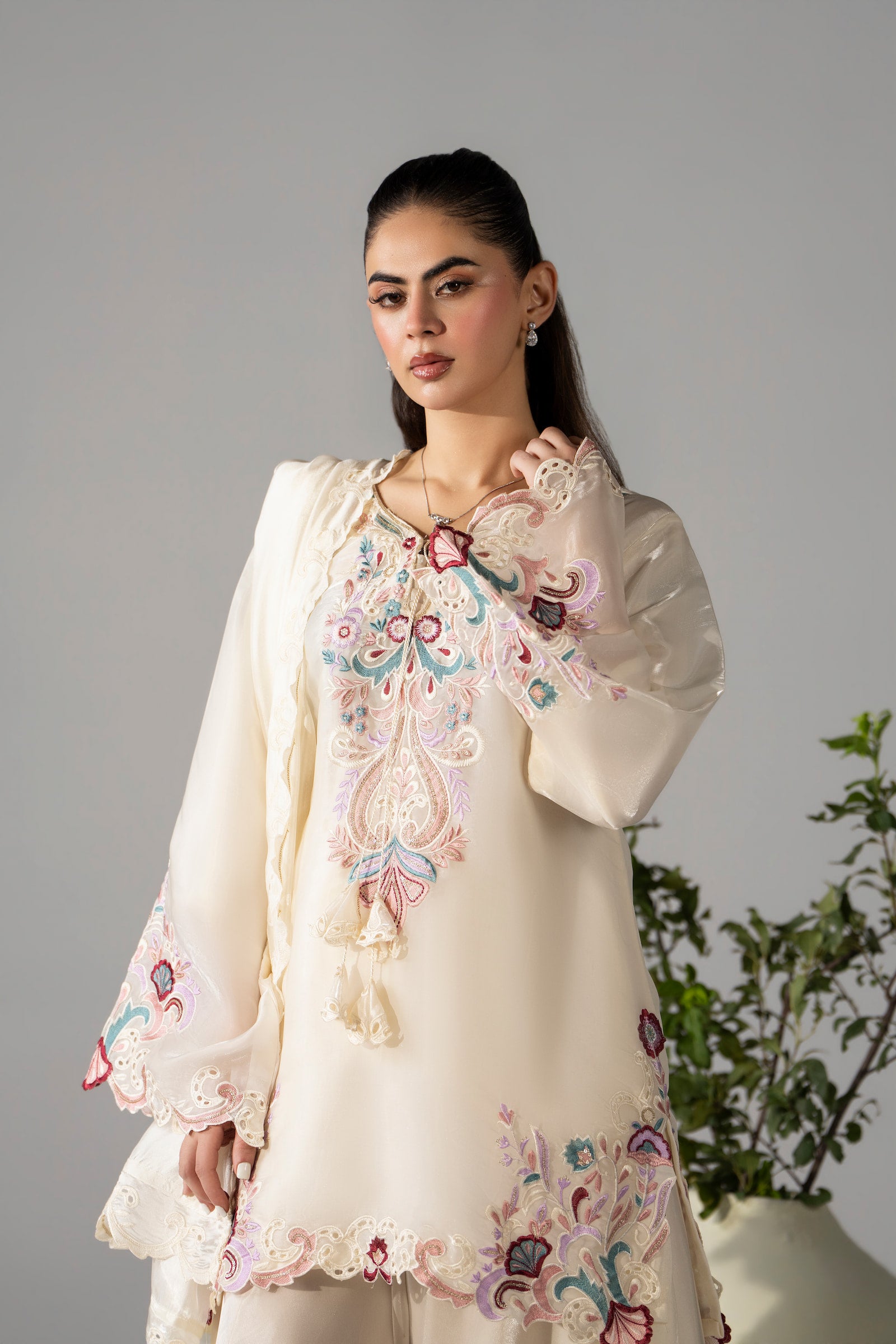 Ivory floral embroidered 3 piece Pakistani suit for women - photo 2