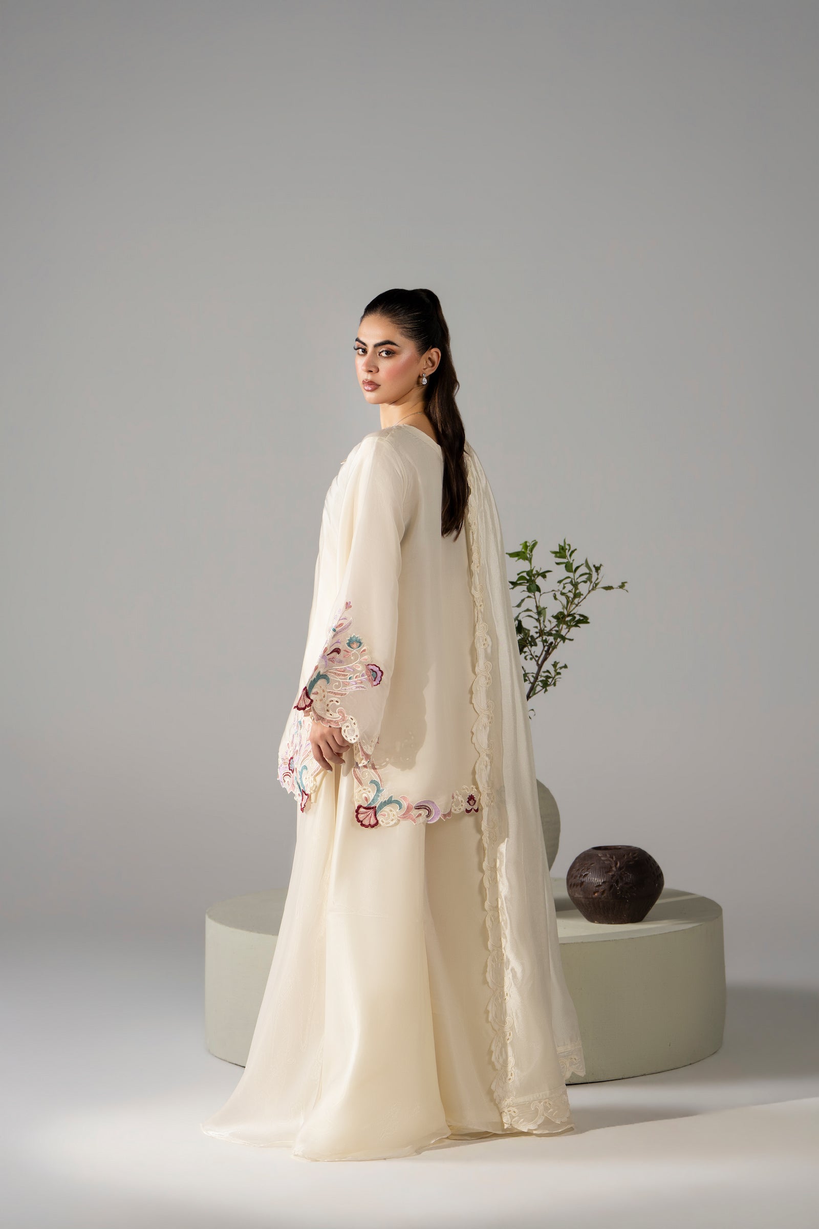 Ivory floral embroidered 3 piece Pakistani suit for women - photo 5