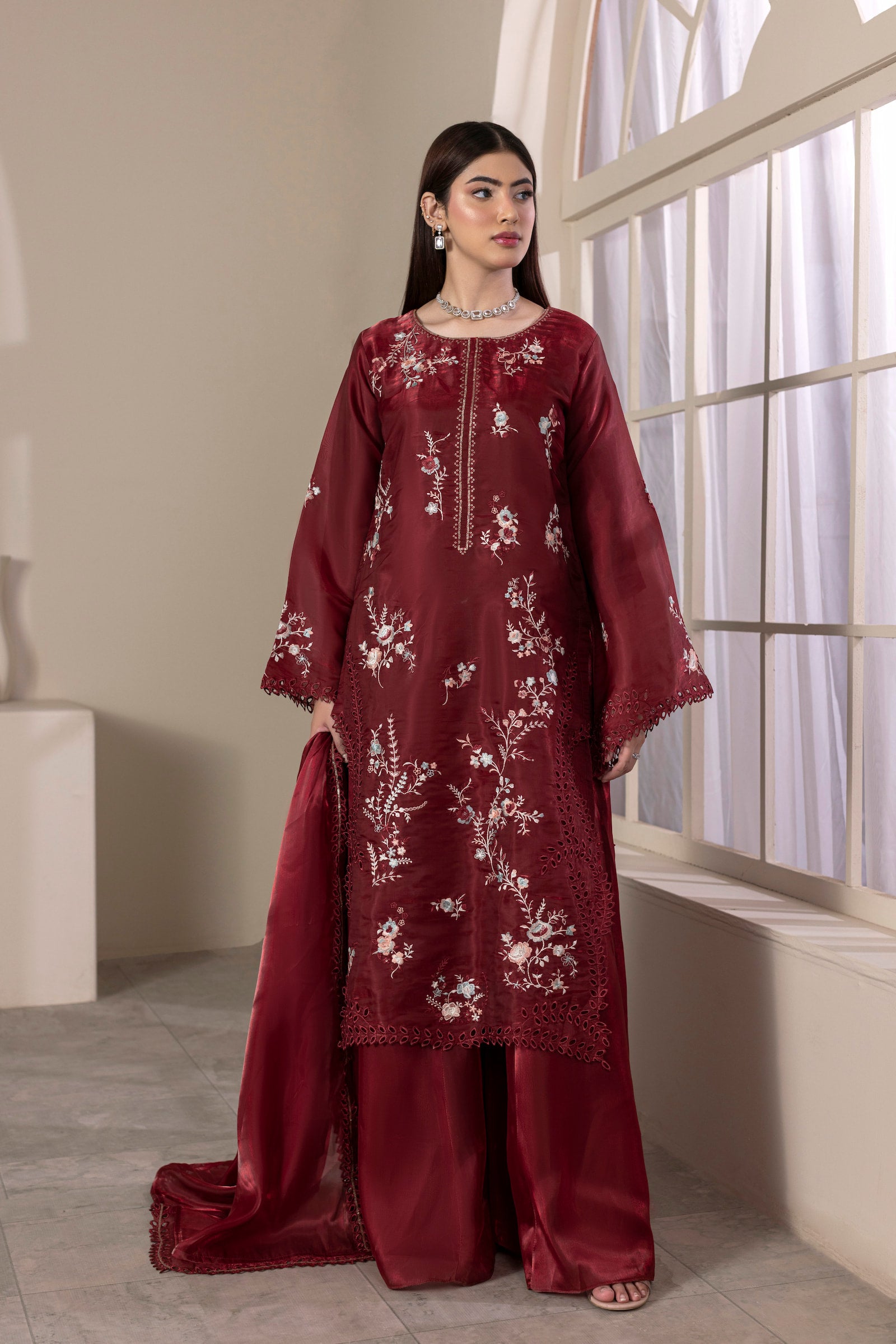 Maroon embroidered 3 piece Pakistani formal suit for women - photo 3